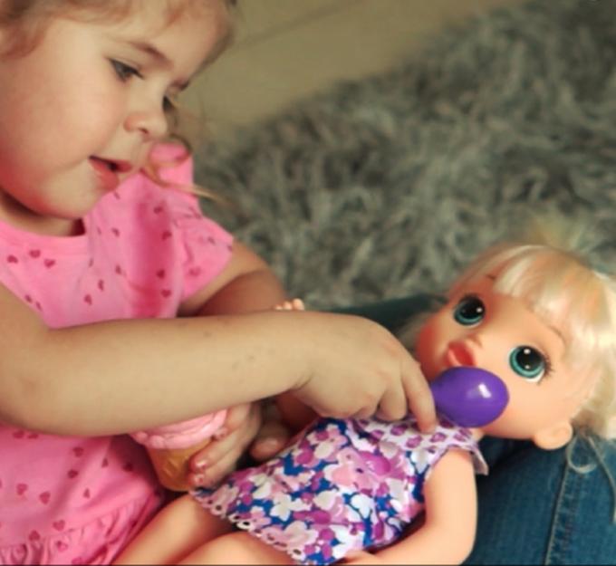 imagenes de niñas jugando muñecas