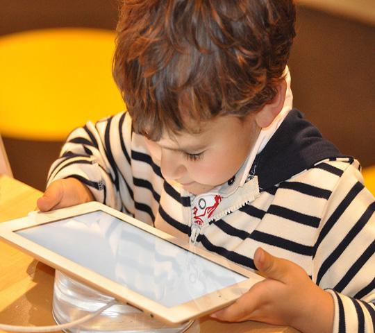 Calmas a tu hijo con un celular o tablet