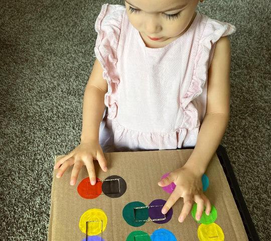 Niña 2 Años Juega Con Los Juguetes En Casa Fotos, retratos